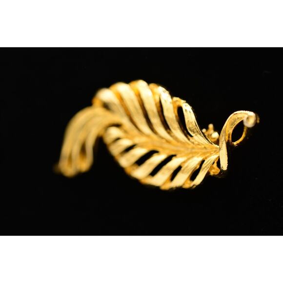 Vintage Leaf Pin Brushed Gold Shiny Metallic Feather 1980s Bin5B - Picture 3 of 12